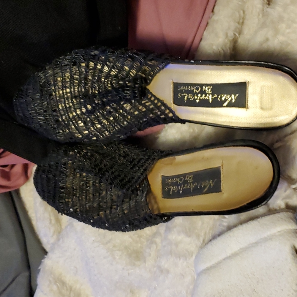 Women's shoes with little heel and there woven pretty